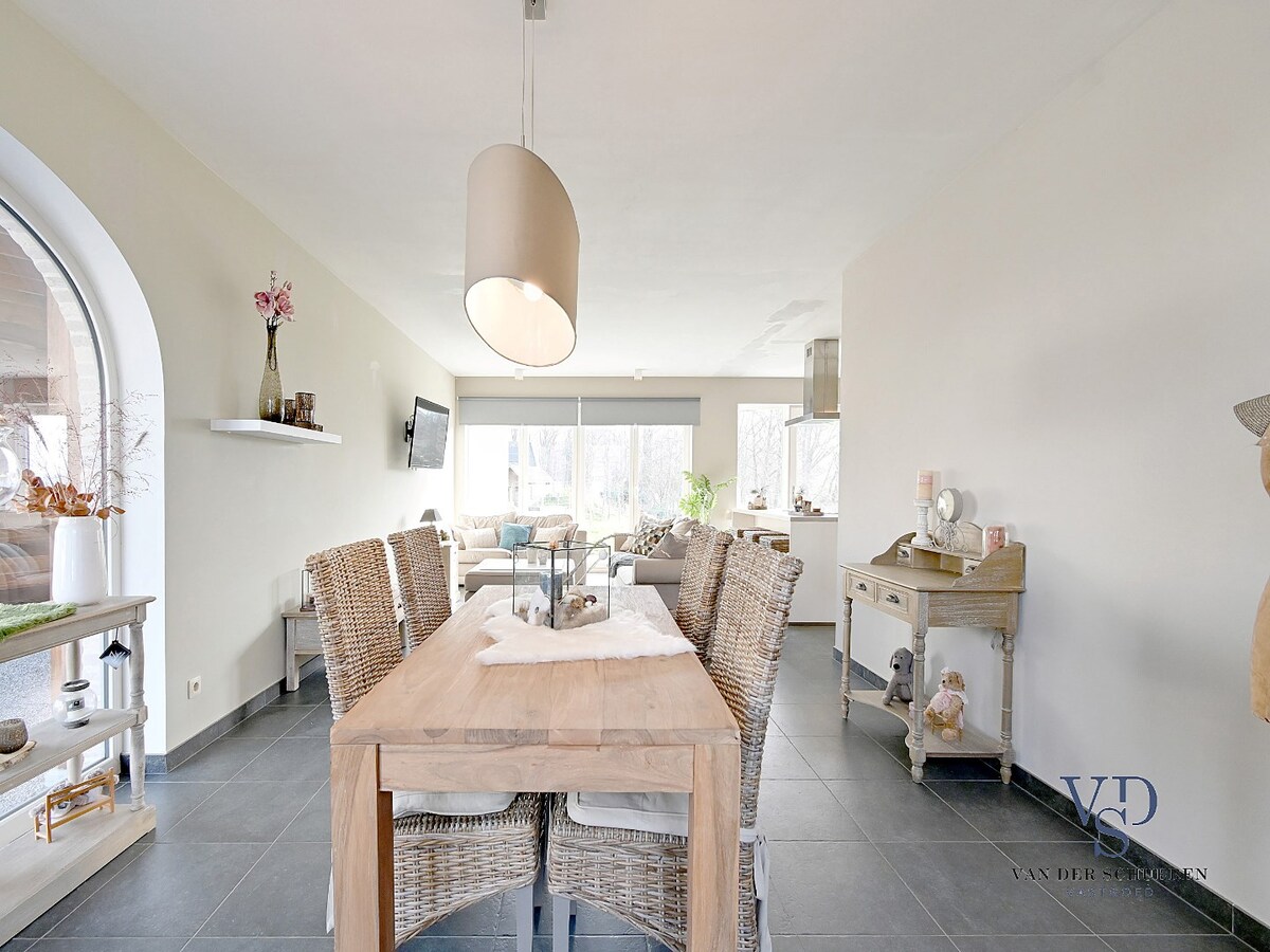 Recente pastorijwoning in hartje Dikkelvenne. 