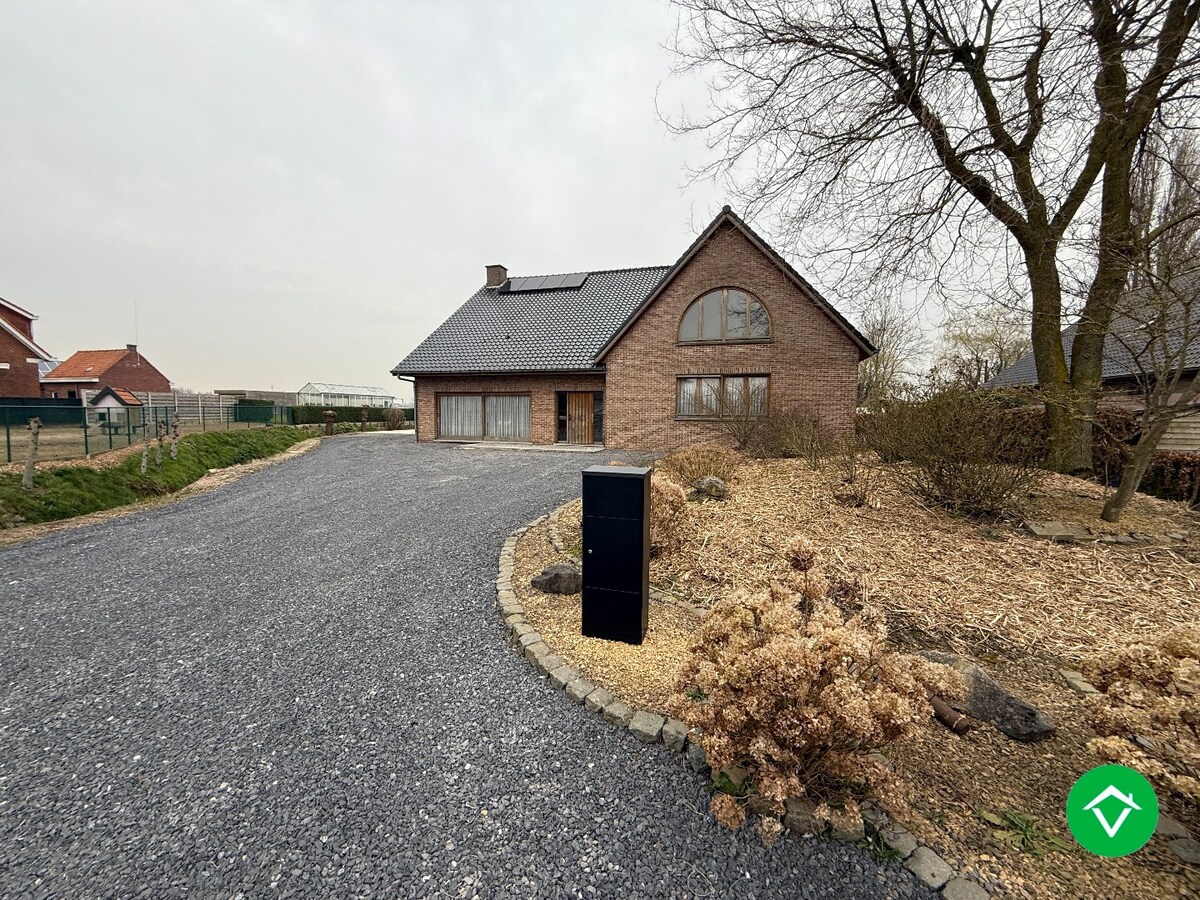 Ruime, alleenstaande woning met 6 slaapkamers en tuin te Hooglede (De Geite) 
