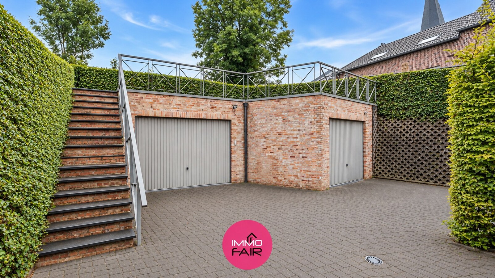 Ruim gelijkvloers appartement met privatief terras en garage in Hees 