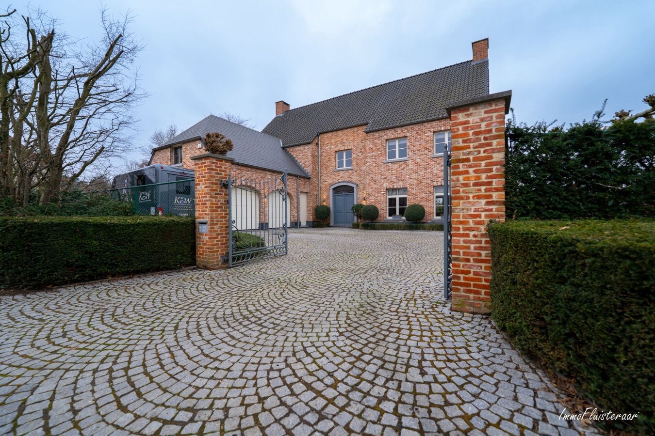Prestigieuze villa met paardenaccommodatie op ca. 3.237 m2 te Mechelen 