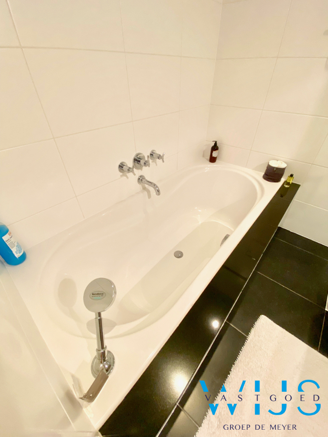 Prachtig 2 slaapkamer appartement MET ruim terras &amp; garage te ERTVELDE ! 