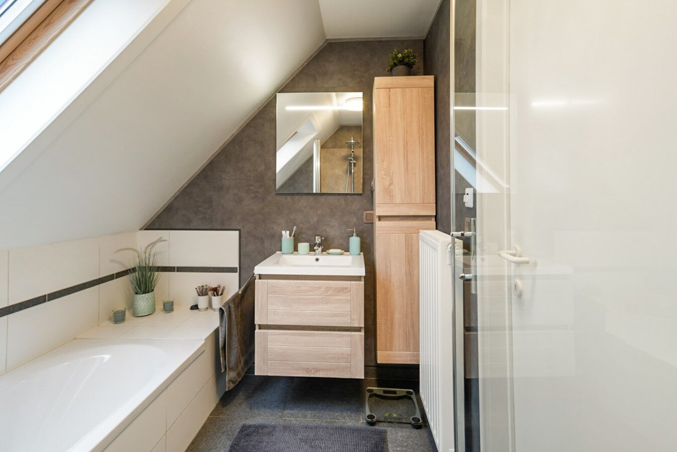 Verrassend ruime, recente woning met 4 slaapkamers en garage 