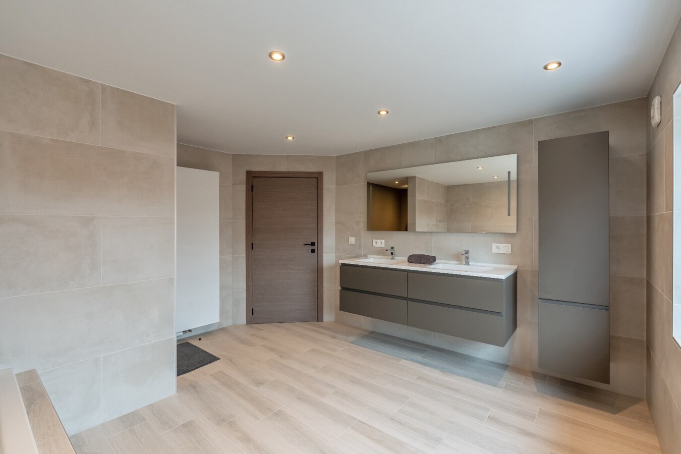 Ruime gerenoveerde woning in Niel-bij-As met 3 slaapkamers. 