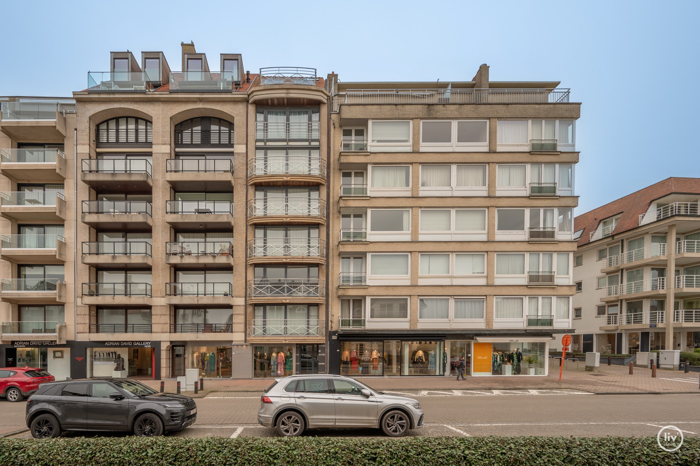 Un appartement en duplex rénové unique avec une magnifique terrasse ensoleillée offrant une vue dégagée situé sur la Kustlaan au cœur du Zoute. 