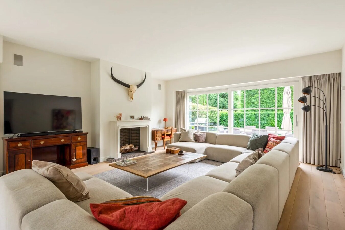 Prachtig gelegen villa met zwembad en poolhouse op een perceel van 1.907 m² in Koningshof te Schoten. 