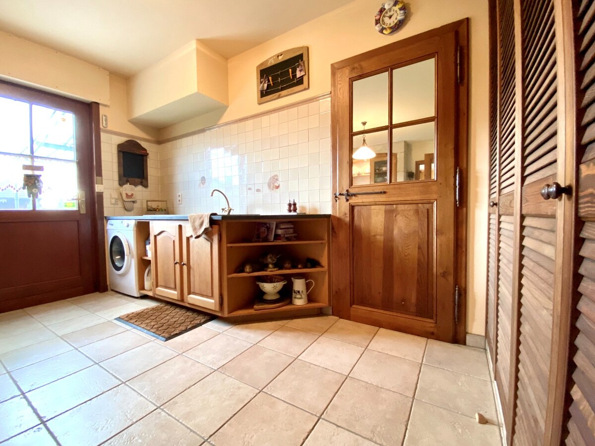 Vaste propriété sur 52 ares comprenant une habitation de 300 m² et un espace pro ou détente de 150m². 