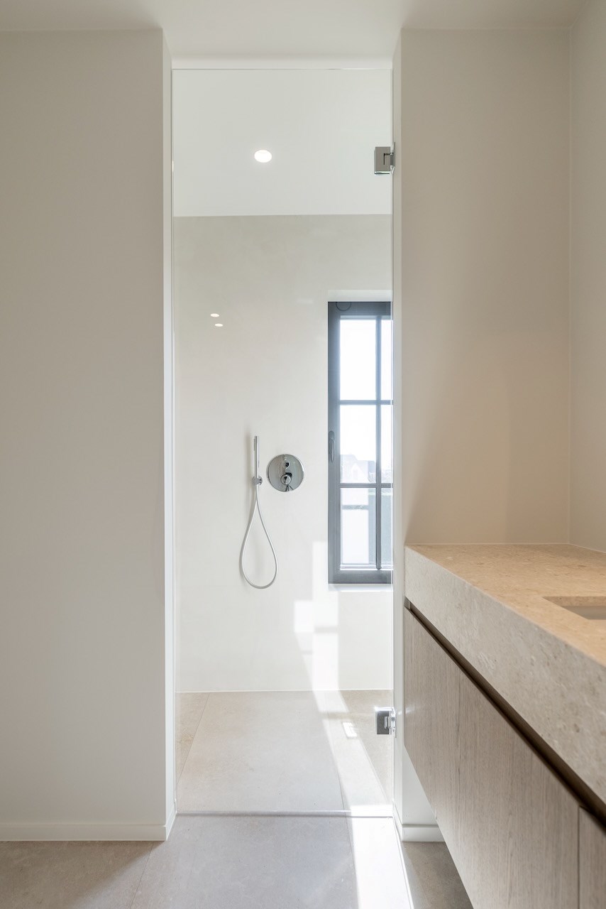 Cette magnifique maison individuelle rénovée avec une allée située dans un quartier calme à Knokke, offre tout ce dont vous avez besoin pour vivre confortablement. 