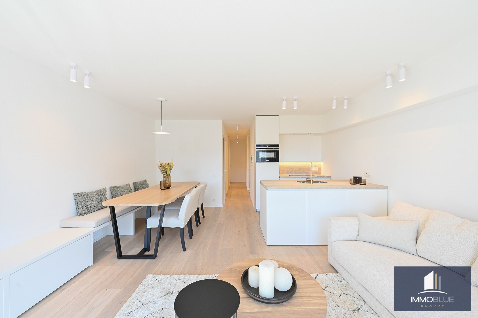 Stijlvol volledig gerenoveerd appartement gelegen op een boogscheut van de zee. 