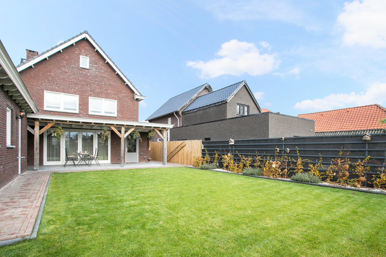 Vrijstaande, instapklare eengezinswoning met garage en carport afgewerkt in landelijke stijl. 