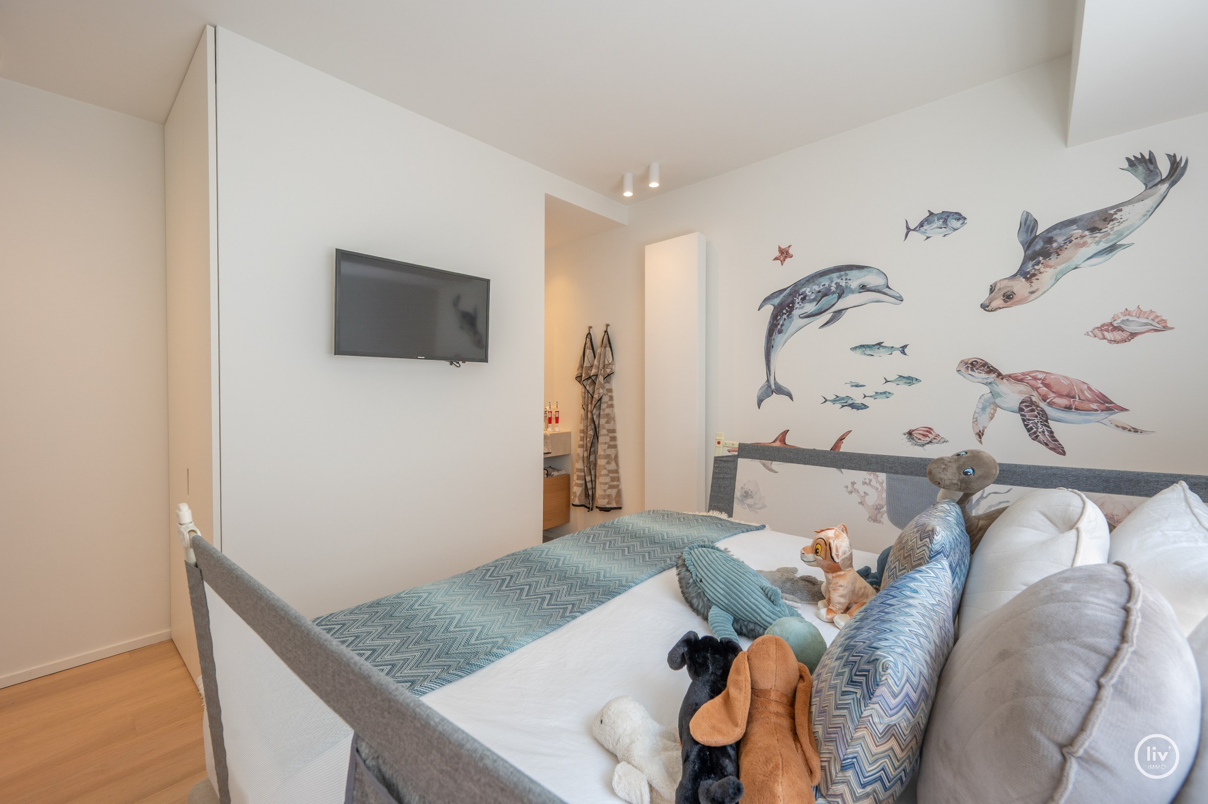 Prachtig, ruim (131 m2) HOEKappartement, volledig gerenoveerd centraal gelegen op de Lippenslaan vlakbij de zeedijk te Knokke. 
