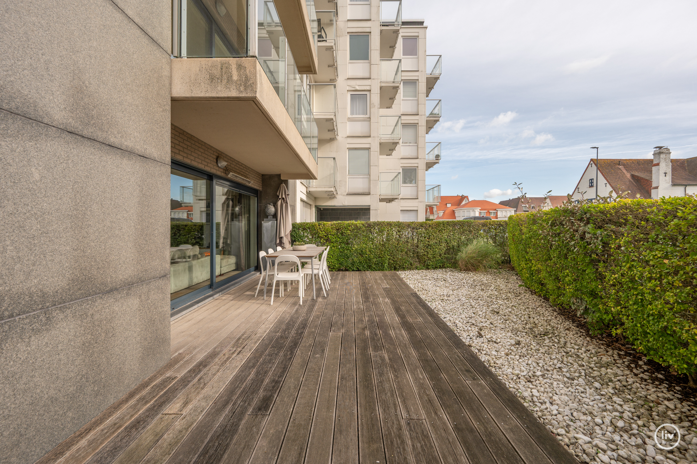 Zeer ruim en zonnig gelijkvloersappartement met 3 slaapkamers, groot zonneterras en mogelijkheid tot aankoop van ruime garage. 