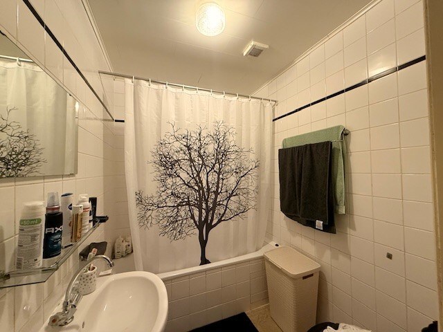 Appartement met 3 slaapkamers gelegen in het centrum van Neeroeteren. 