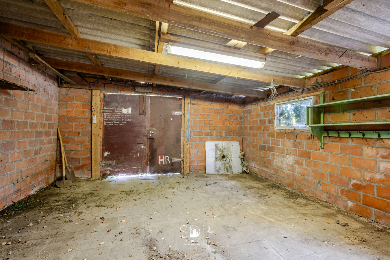 Landelijke hoeve met bijgebouwen en aanpalende graslanden op 14.677m² 
