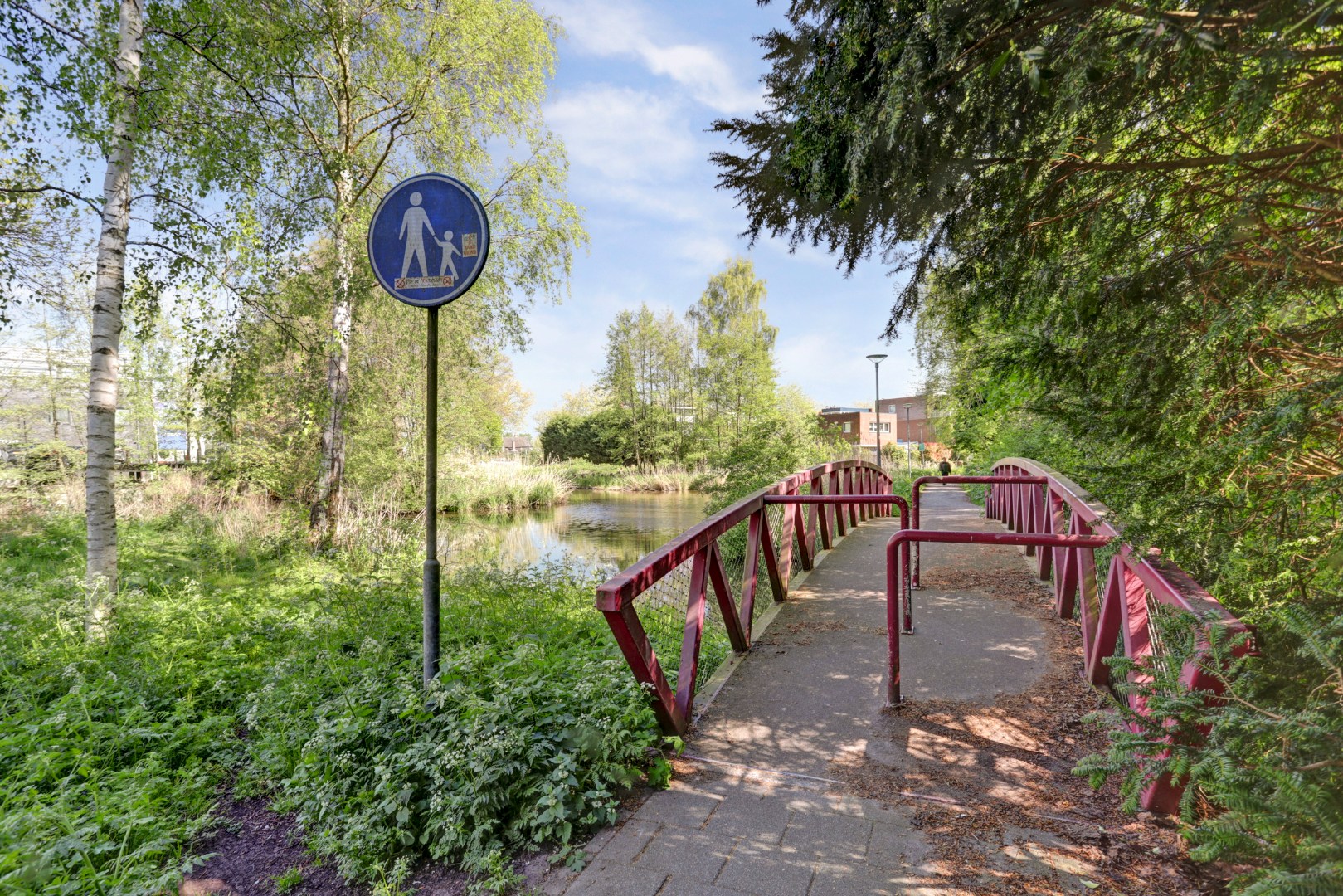 Bijna 100 m² gelijkvloers woonplezier op de begane grond met terras van ca. 36 m².  Deze 3- (voorheen 5) kamerwoning is gelegen op eigen grond! 