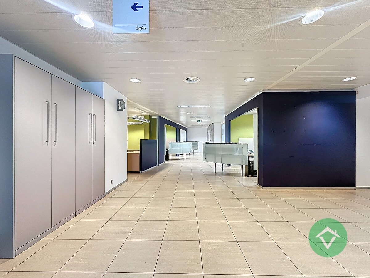 Commerciële toplocatie in Vleteren met burelen, vergaderruimtes en parking 