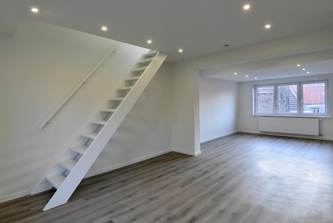 MOOI VOLLEDIG VERNIEUWDE KNUSSE DUPLEX 