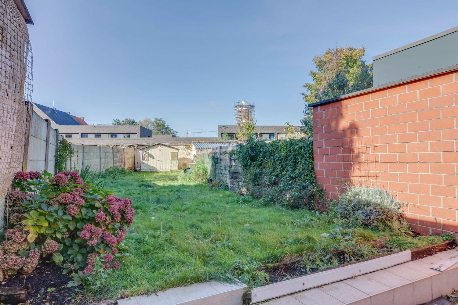 Op te frissen woning met charmante tuin! 