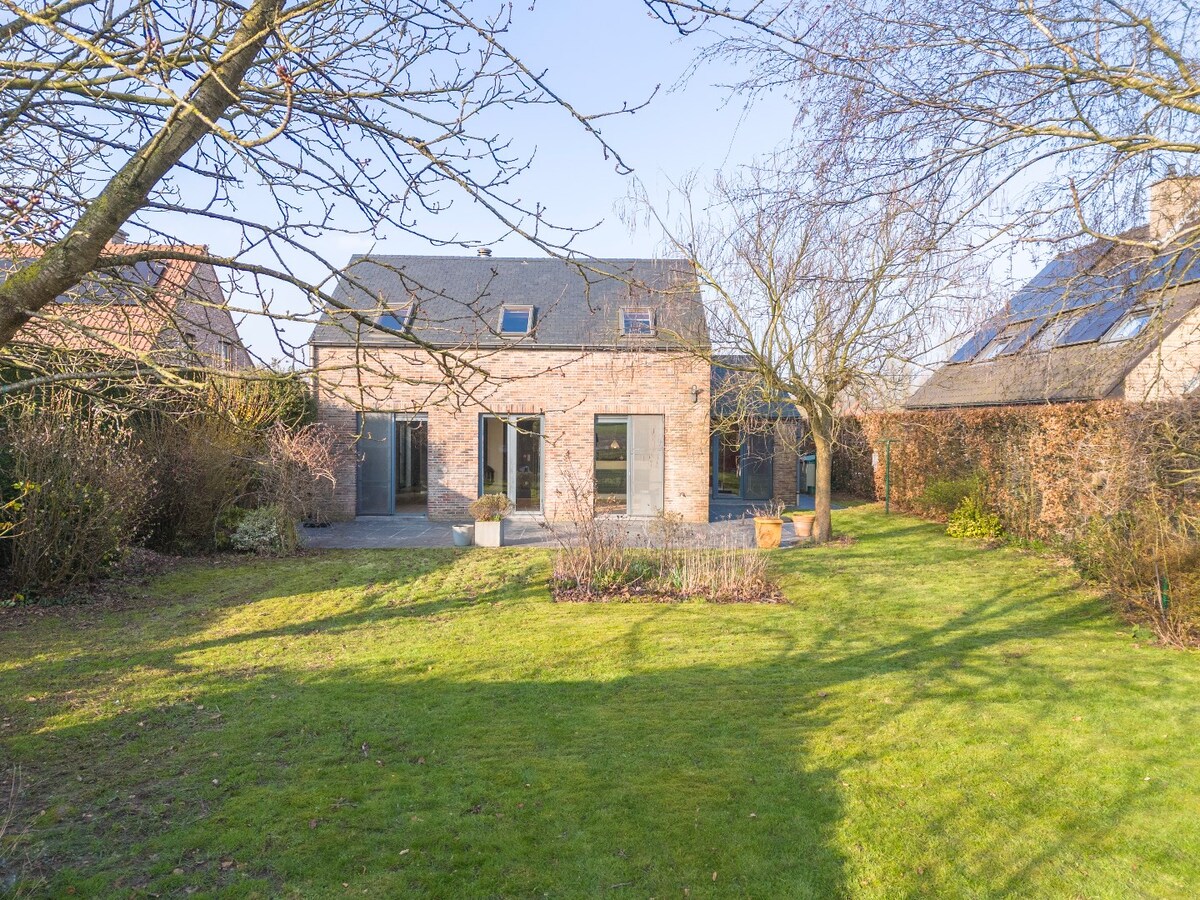 Ruime villa met unieke architectuur en tuin te Tollembeek 