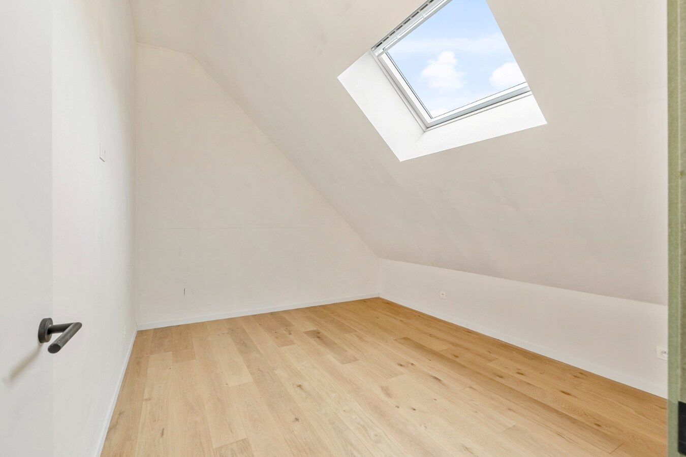 Exclusieve, volledig afgewerkte halfvrijstaande woning na transformatie van bestaande hoeve naar 2 BEN-woningen! 