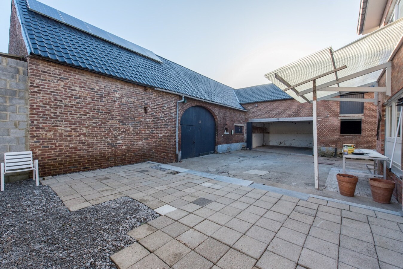 Hedendaagse woning met loods en bijgebouwen op 2.200 m² 