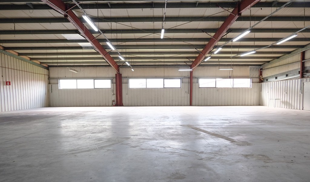 Bedrijfspand te huur in bedrijvenzone vlakbij E17 in Eke