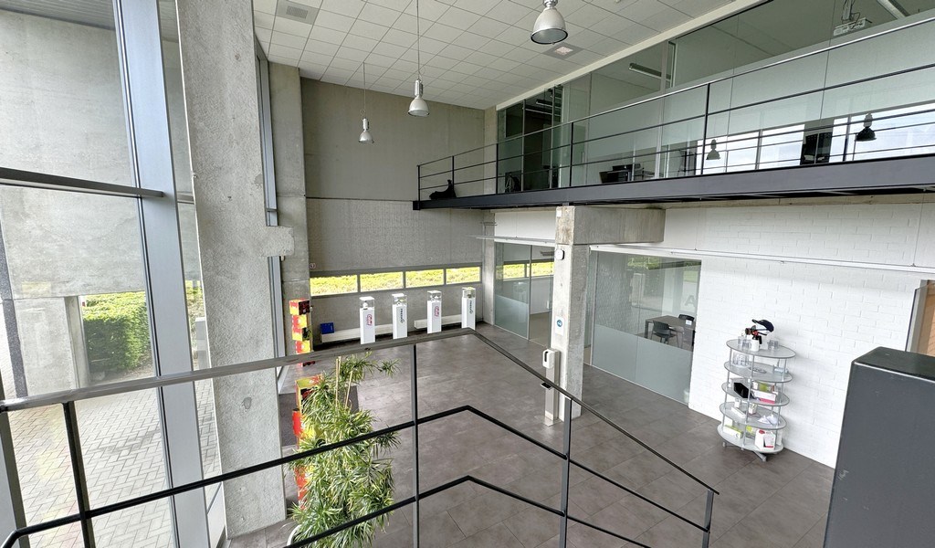 Bedrijfsgebouw met buitenopslag te huur vlakbij E17 in Zwijndrecht