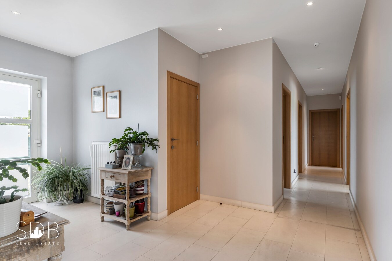 Hedendaagse gezinswoning met aanpalende graslanden en stallen op 5.030m² 