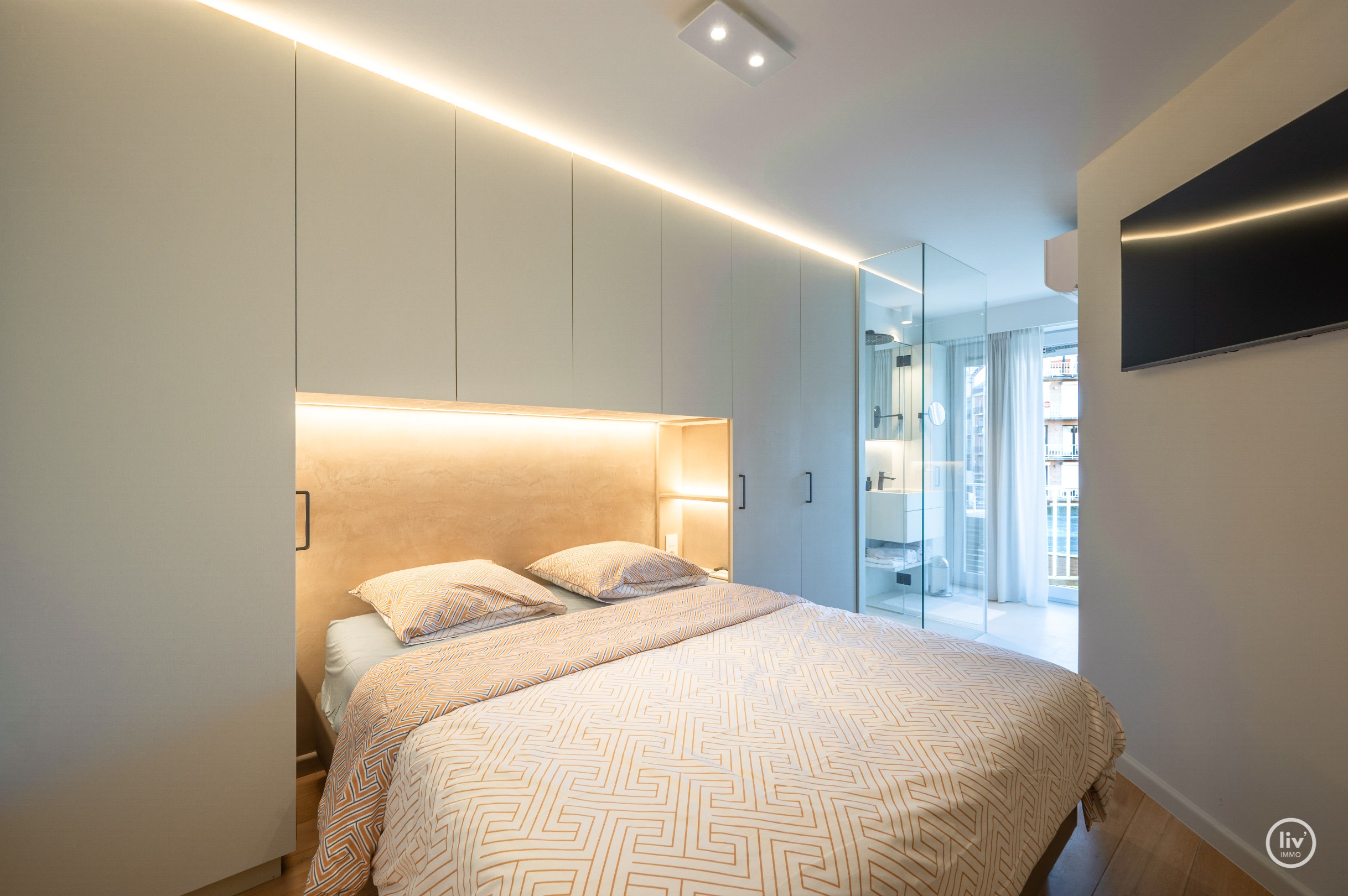 Zonnig en stijlvol vernieuwd appartement met twee slaapkamers op topligging op wandelafstand van de Lippenslaan. 