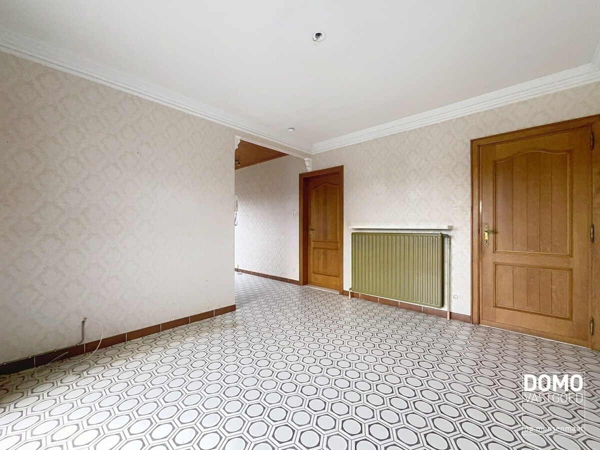 RUIME GELIJKVLOERSE WONING OPEN BEBOUWING GELEGEN OP EEN PERCEEL VAN 12a77ca TE KERMT 