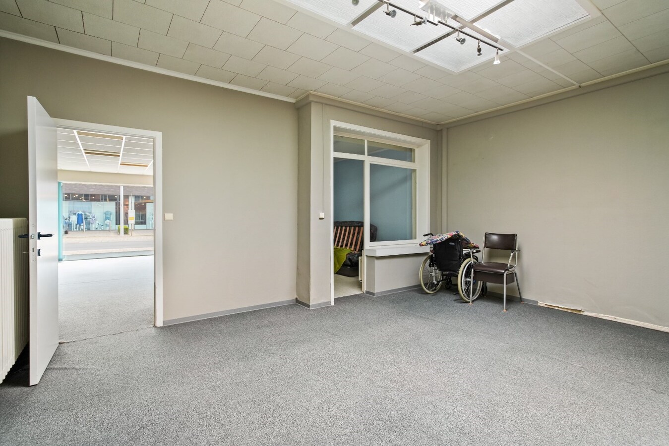 Ruime handelspand met woonst op commerciële ligging 