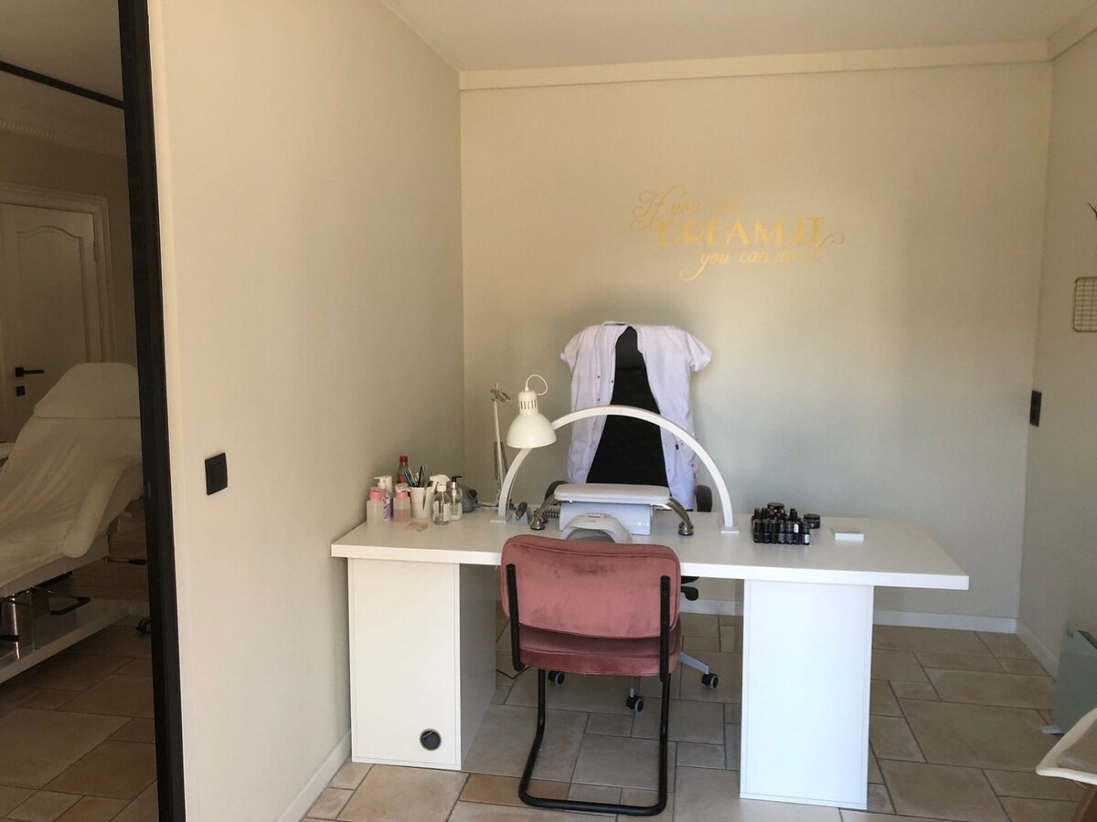 Alleenstaande woning met 5 slaapkamers en diepe tuin te Zarren 