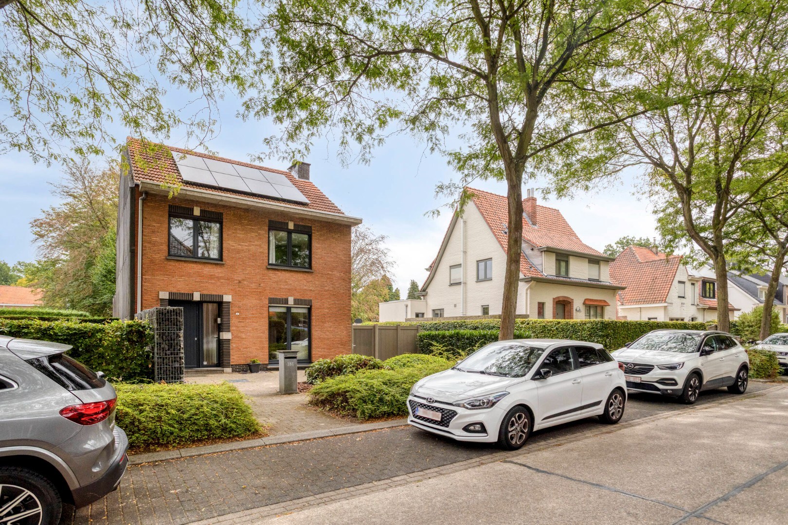 Charmante energiezuinige halfopen bebouwing met 4 slaapkamers, bureau en tuin in centrum Brasschaat 