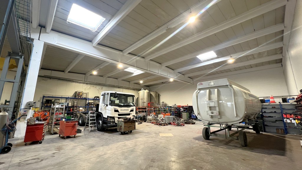 Magazijn met rolbrug en kantoren nabij N47 in Zele