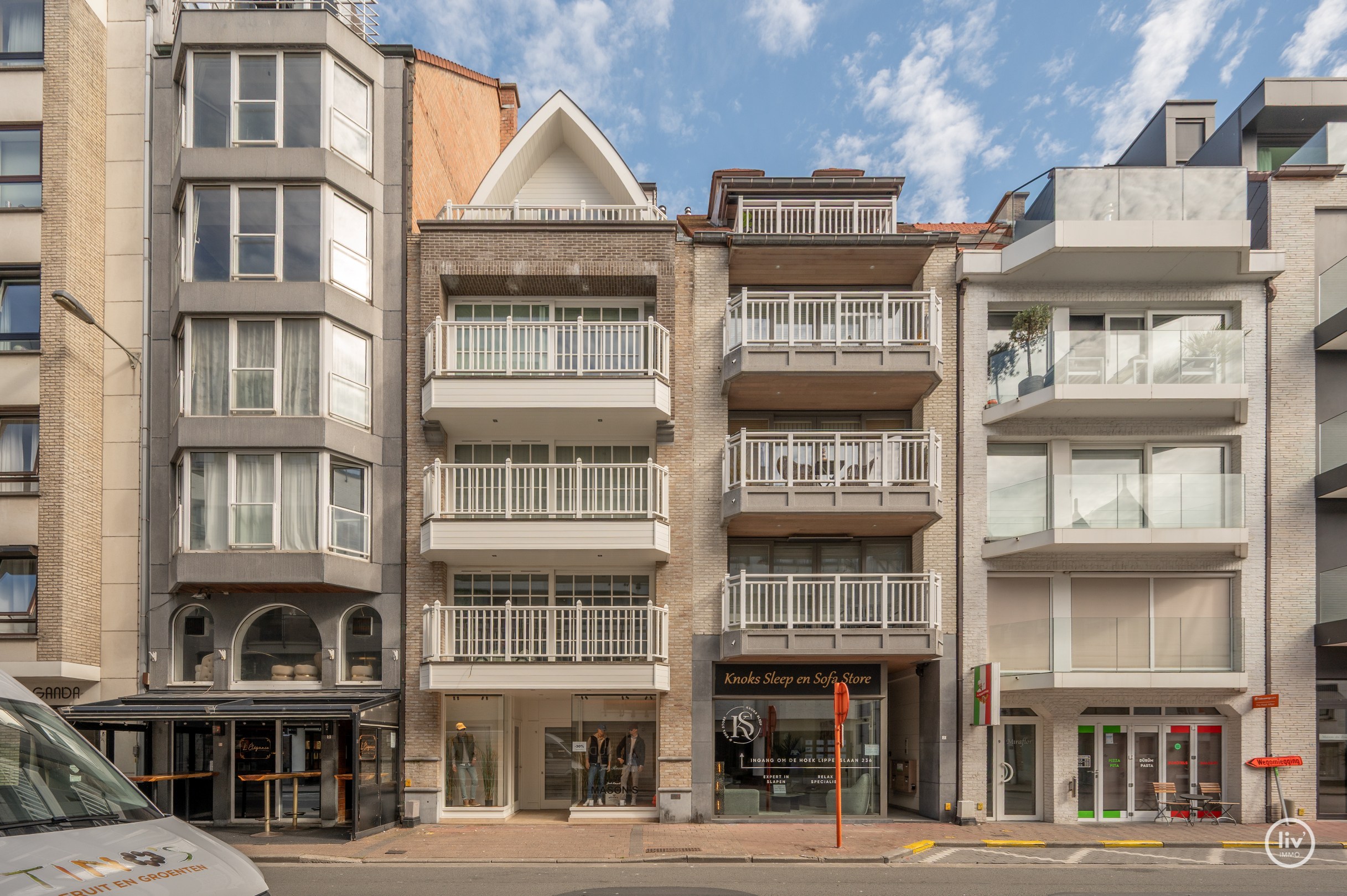 Appartement en duplex ensoleillé et spacieux avec terrasse orientée plein sud situé dans la Zoutelaan à Knokke. 