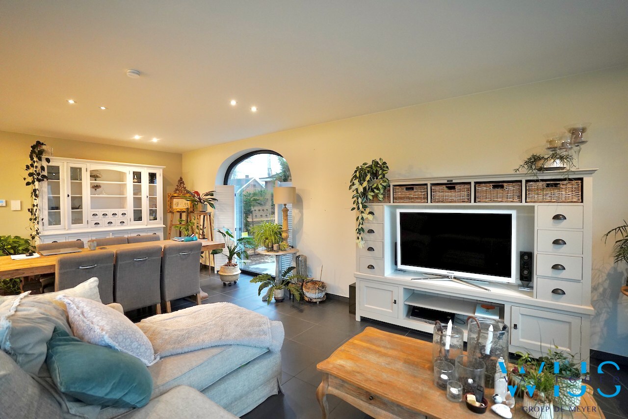 Gelijkvloers appartement met tuin en garage te OOSTEEKLO ! 