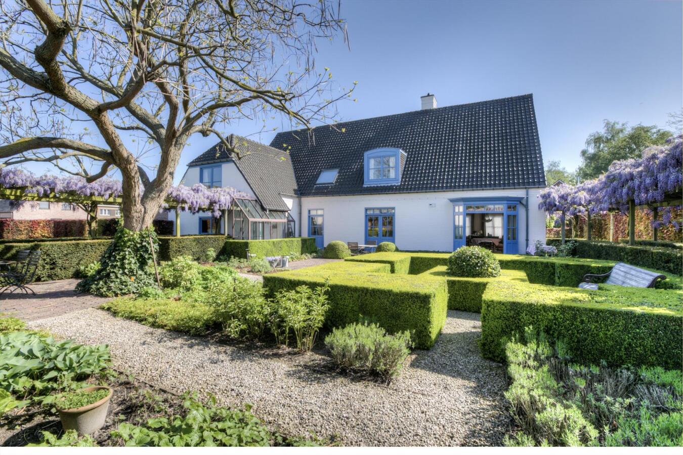 Ruime villa met praktijkruimte en prachtige tuin 