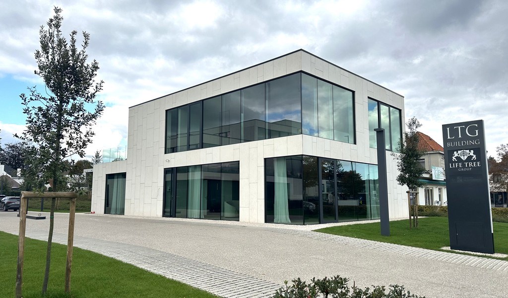 Stijlvol handelspand te huur langs Kortrijksesteenweg in Sint-Martens-Latem