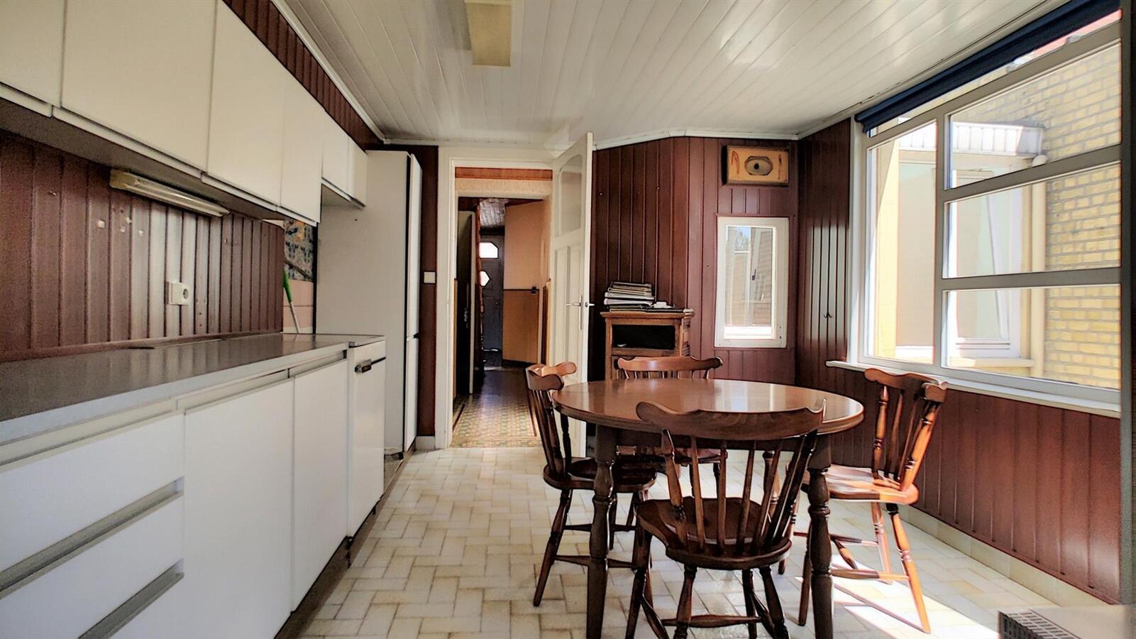 Te renoveren woning met dubbele garage en oprit- Zeebrugge 