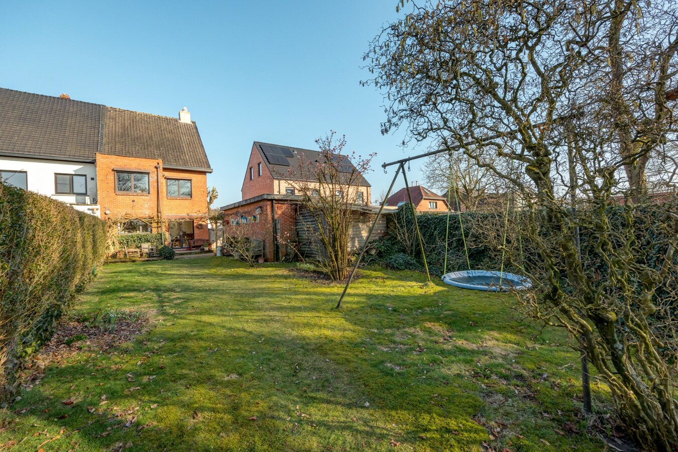 Ruime half-open bebouwing met 5 slaapkamers op toplocatie 