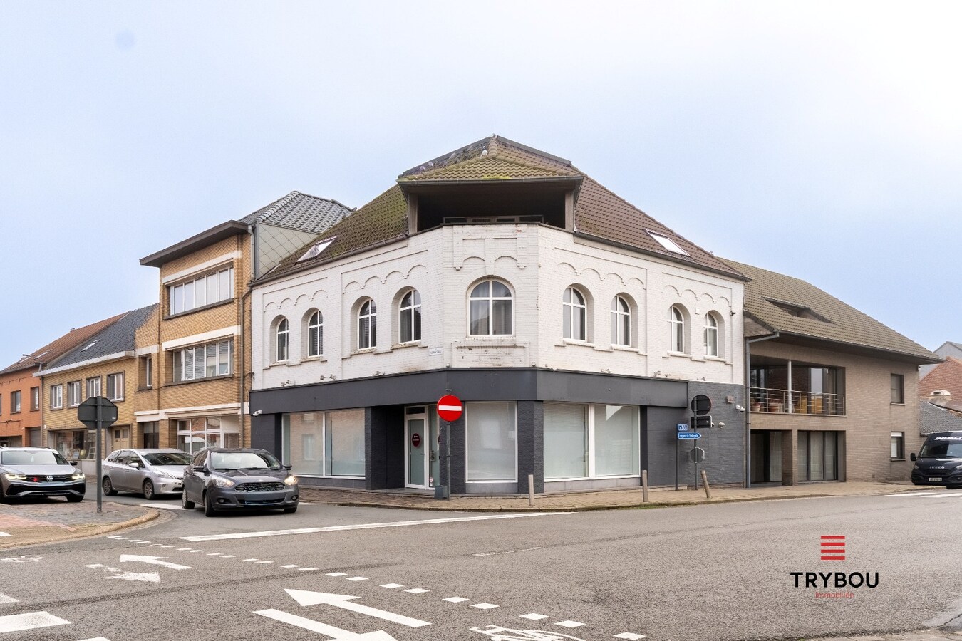 Ruime en instapklare kantoorruimte in centrum Houthulst - extra mogelijkheid tot aankoop bovenstaand appartement! 