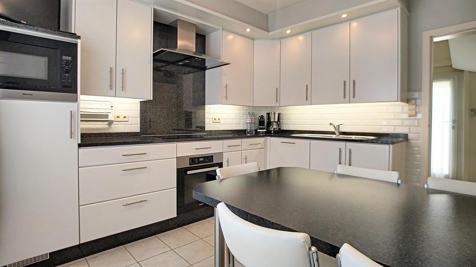 Magnifieke hoekwoning met garage - Heist 