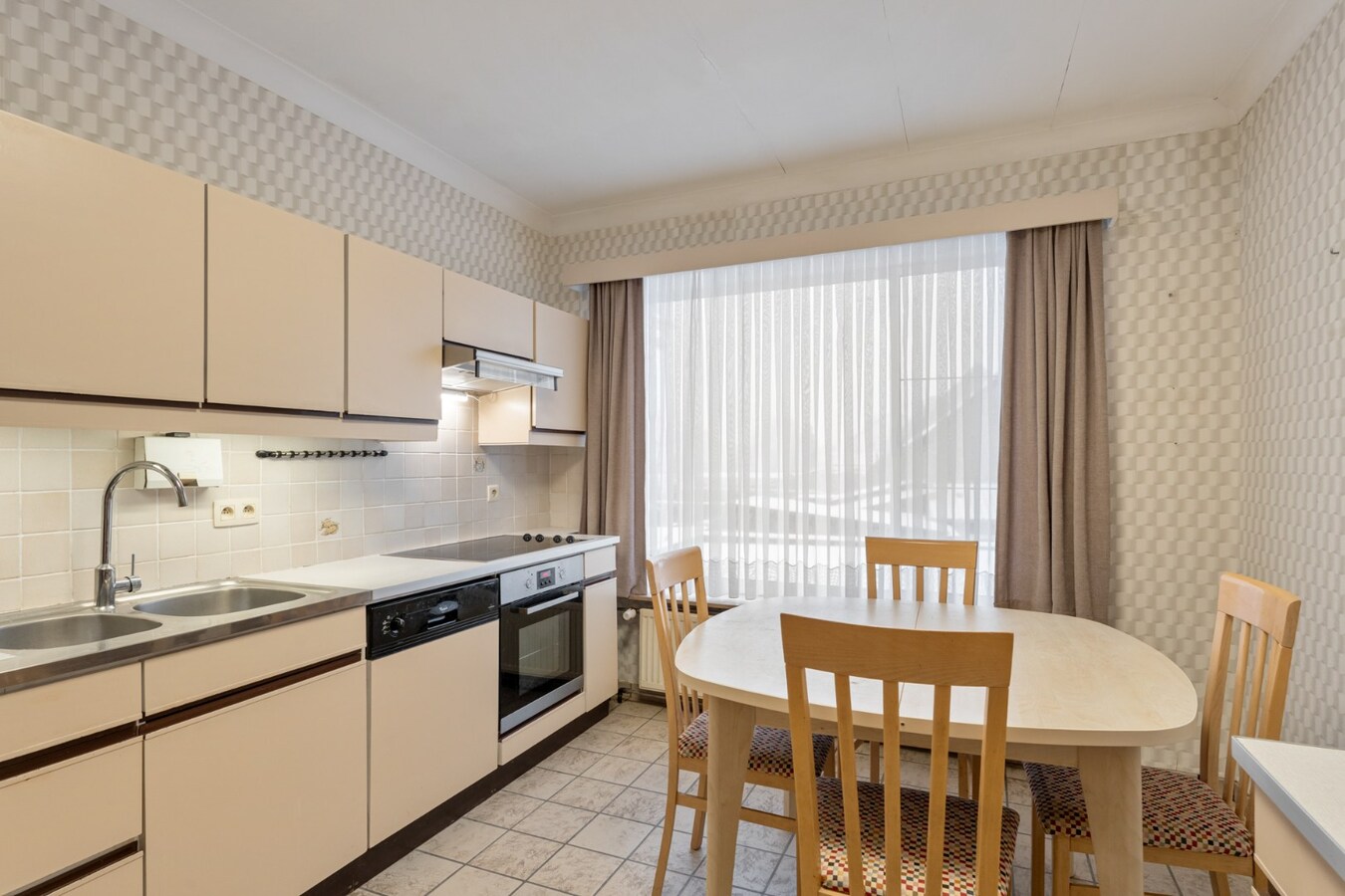 Centraal gelegen gebouw bestaande uit een handelspand op het gelijkvloers en een bovenliggend duplex-appartement! 