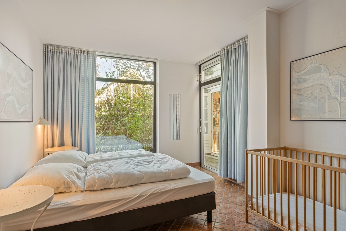 T.A. Makelaardij biedt aan: moderne architectonische vrijstaande villa met extra brede vrijstaande garage en royale private tuin rondom. 