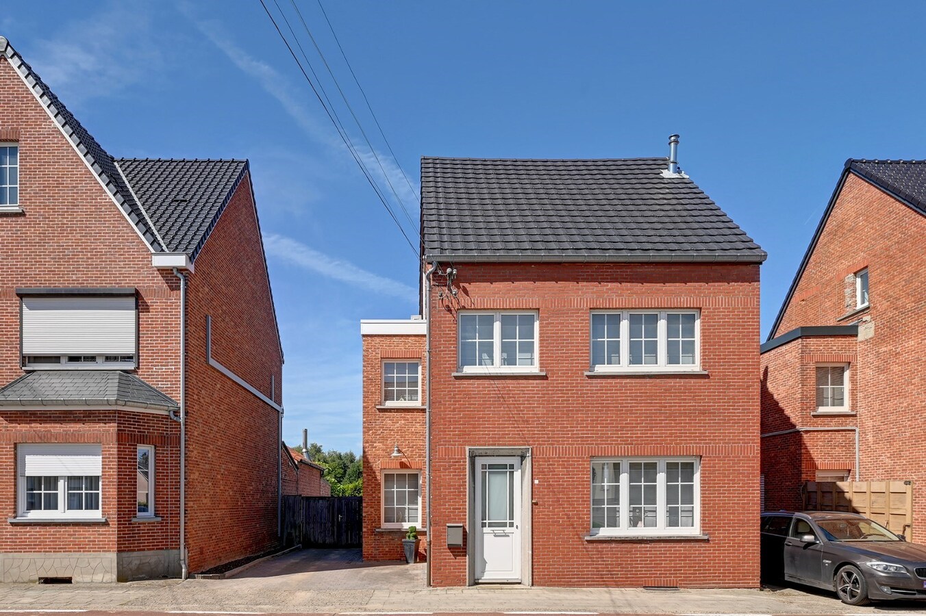 Grondig gerenoveerde woning met tuin, terras en 3 slaapkamers in Nieuwerkerken. 