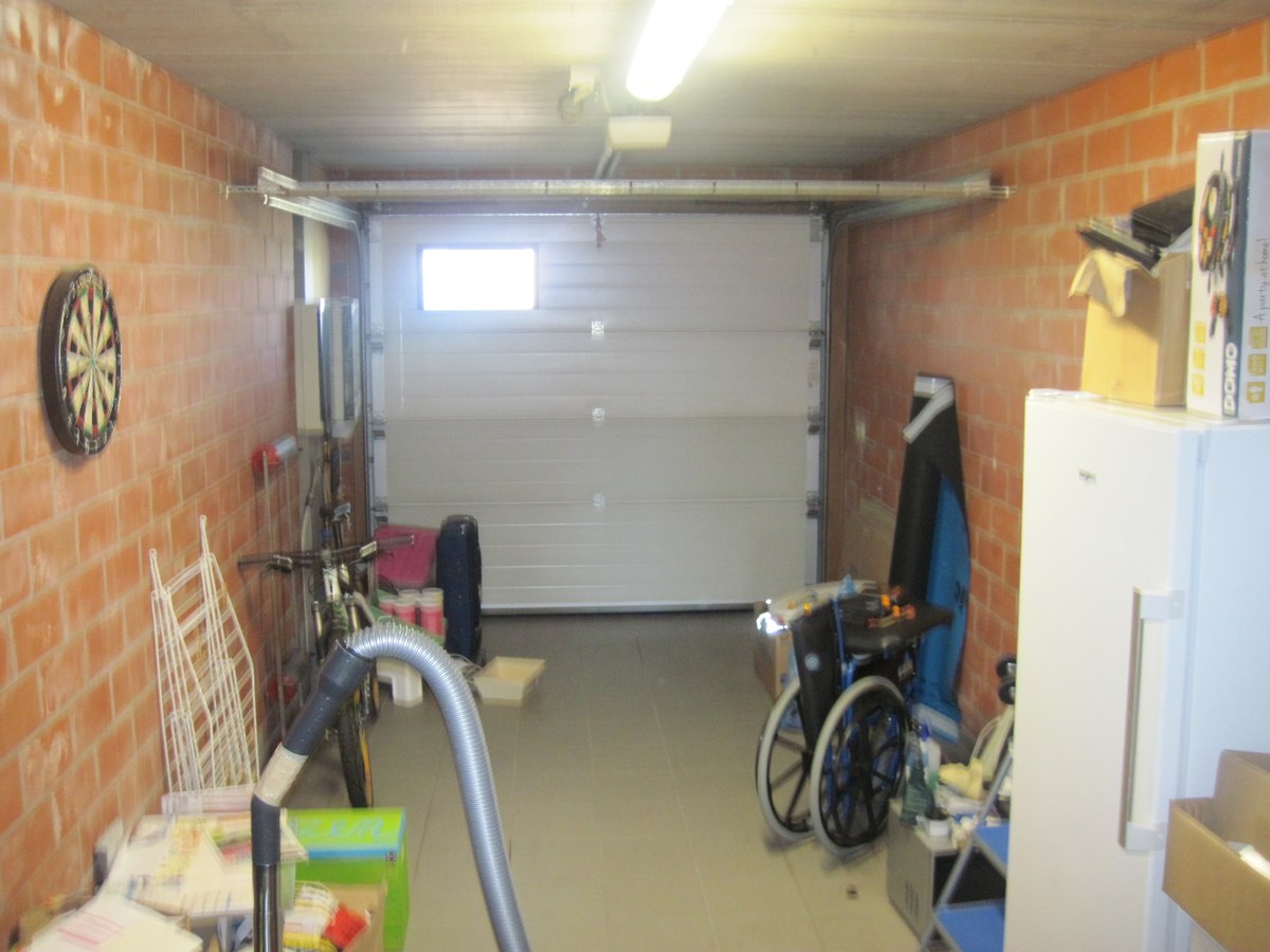 Degelijke woning met terras, tuintje én inpandige garage. 