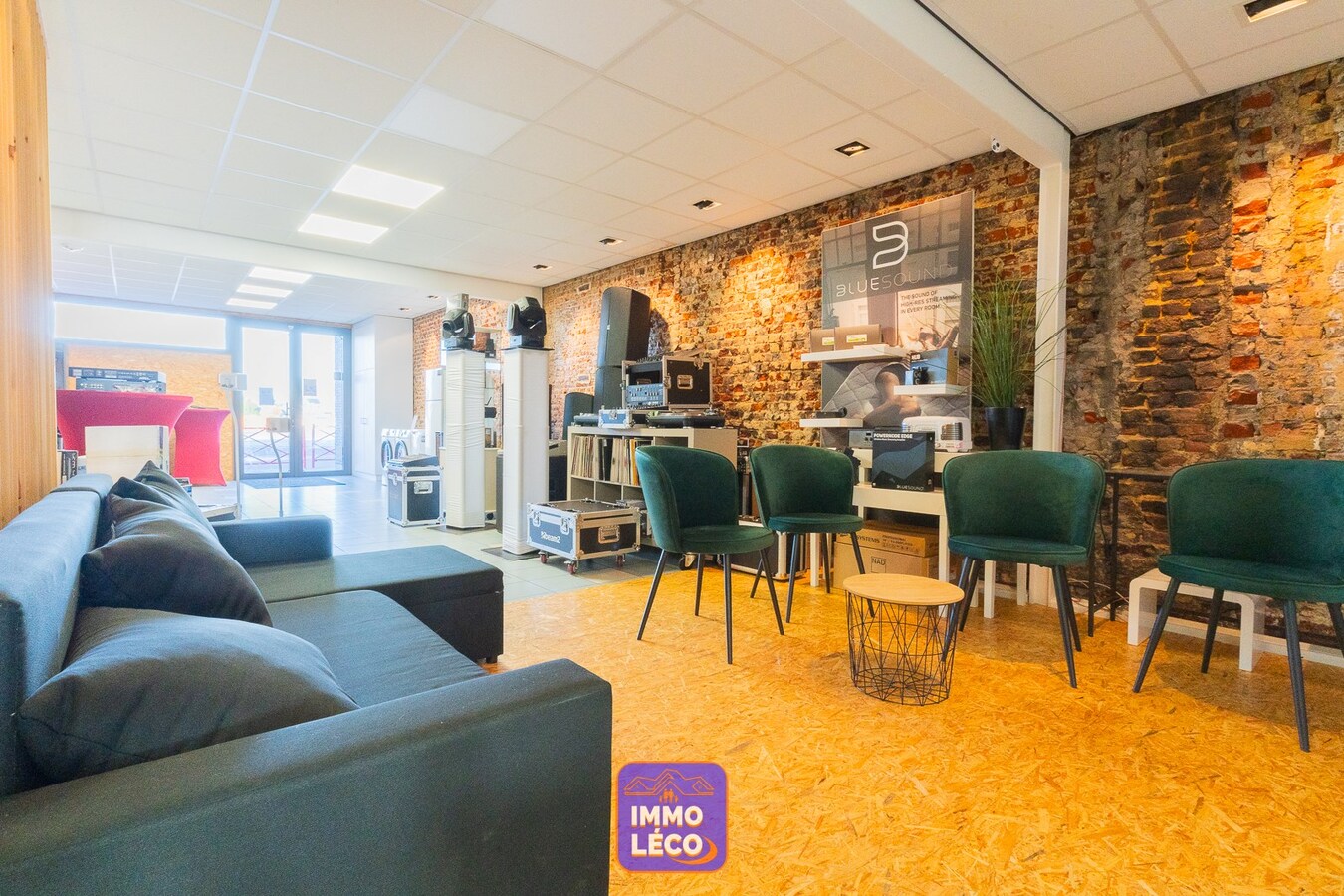 Surface commerciale de +/- 160m² avec grand jardin. 