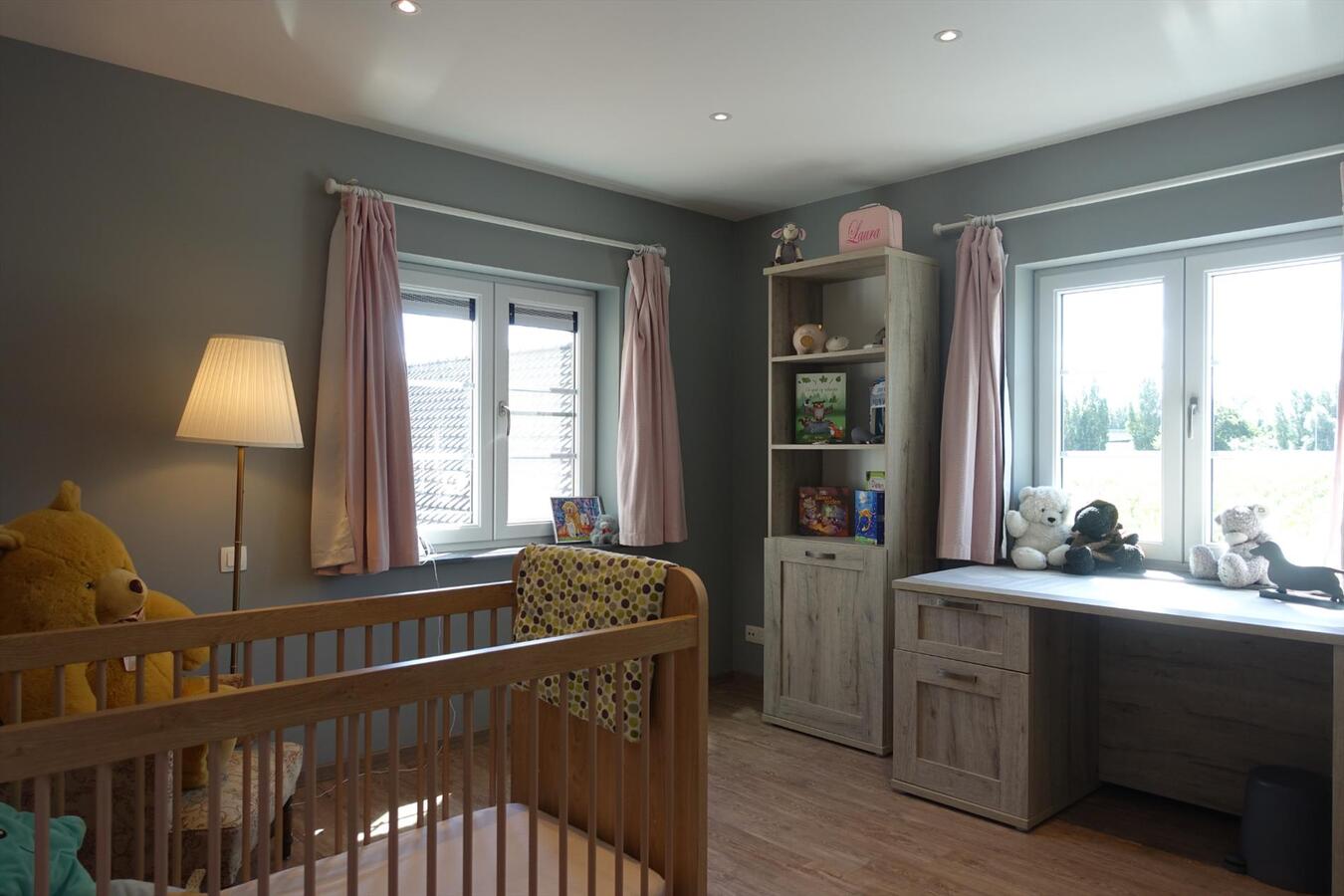 Prachtige recente villa met bijgebouw 