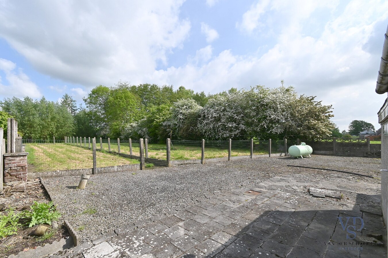 Exceptioneel gelegen eigendom met mogelijkheden. 