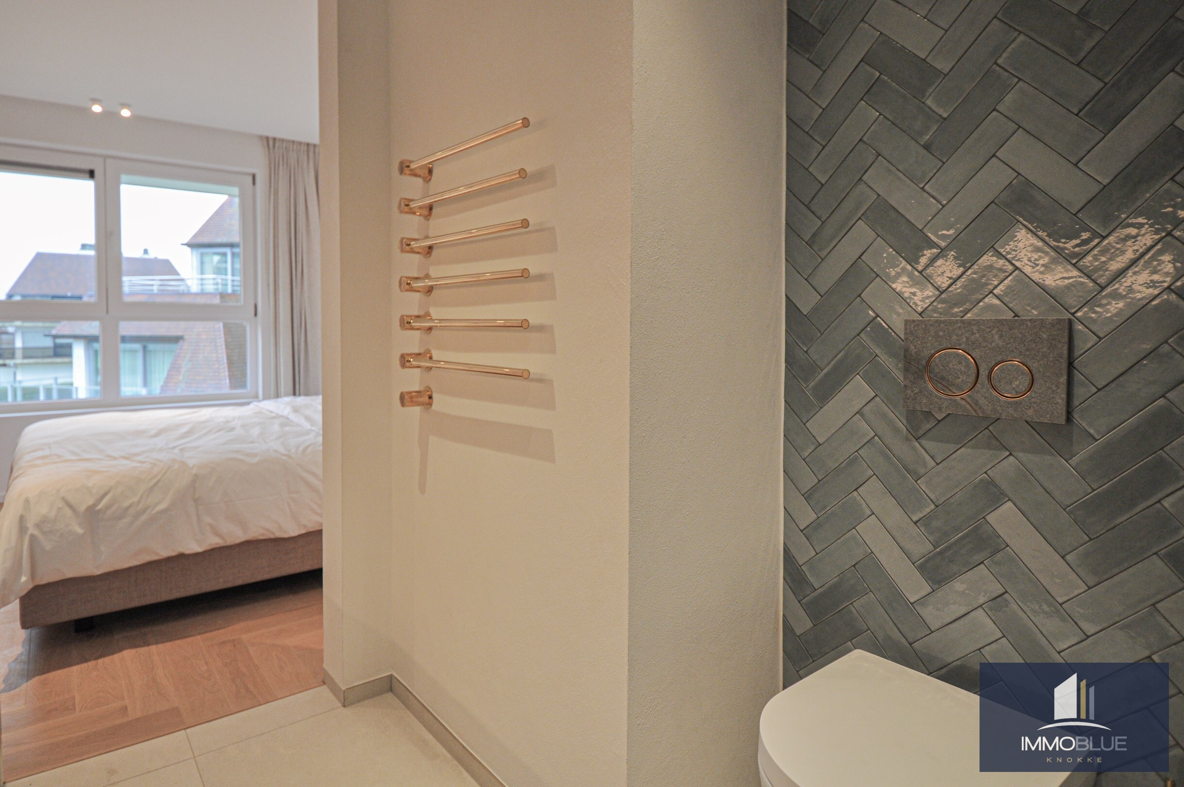 Appartement entièrement rénové et lumineux avec une vue dégagée magnifique, situé dans une résidence de standing. 