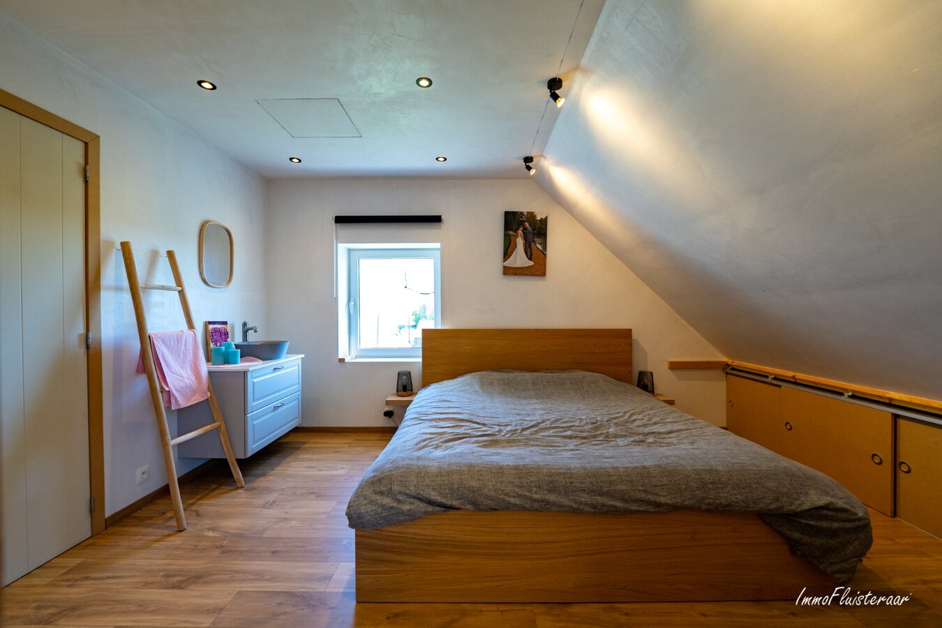 Recent gerenoveerde woning met paardenstallen en buitenpiste op ca. 12.370 m2  te Geel 